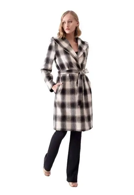 Bergamo oversized plaid coat with wrap hoodie – cozy and stylish coat, perfect for casual outings or chilly days, featuring a trendy plaid pattern and comfortable oversized fit with a wrap hoodie