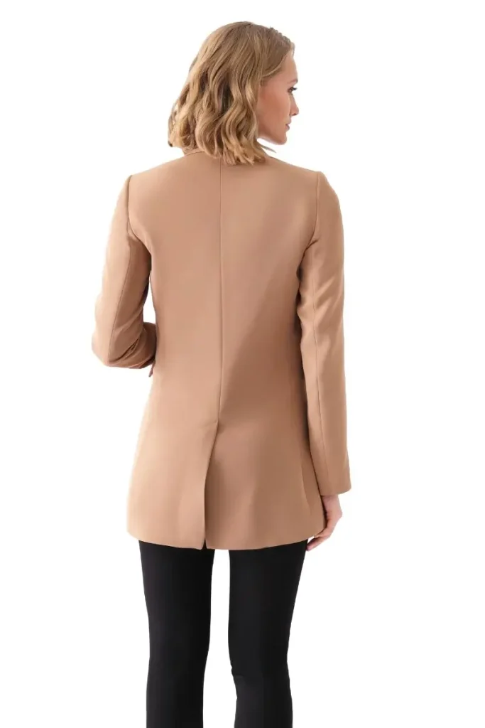 MOTRATi Lorenza camel jacket – sophisticated, tailored camel-colored jacket with sleek design, perfect for fall and winter fashion