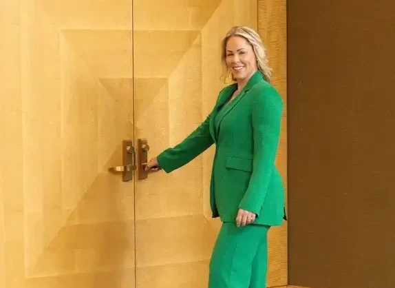 MOTRATi women’s suits – affordable luxury fashion, combining high-quality tailoring and modern style for professional and upscale wear