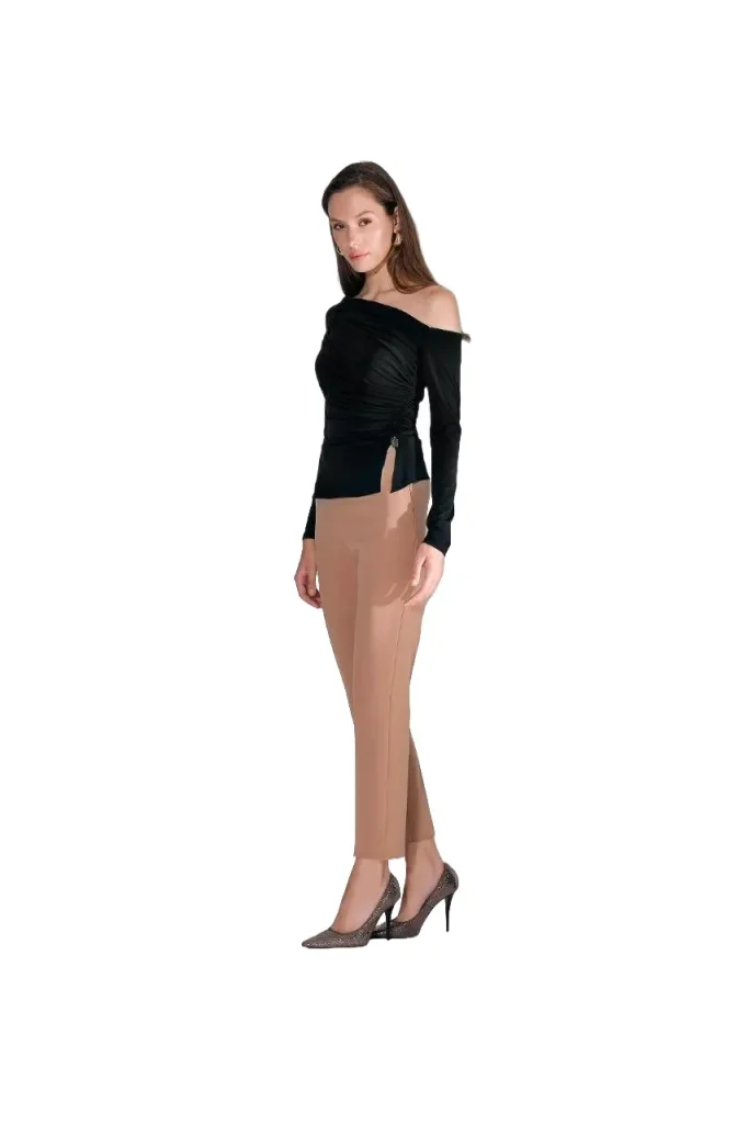 Albi one-shoulder top in black, offering a chic and modern asymmetrical design for an elegant, fashion-forward look.