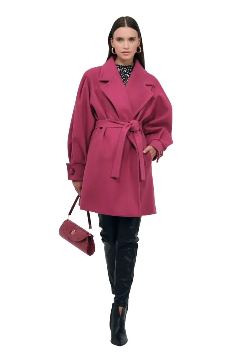 Cas oversized short coat with a comfortable, relaxed fit, perfect for a fashionable and casual outerwear look.