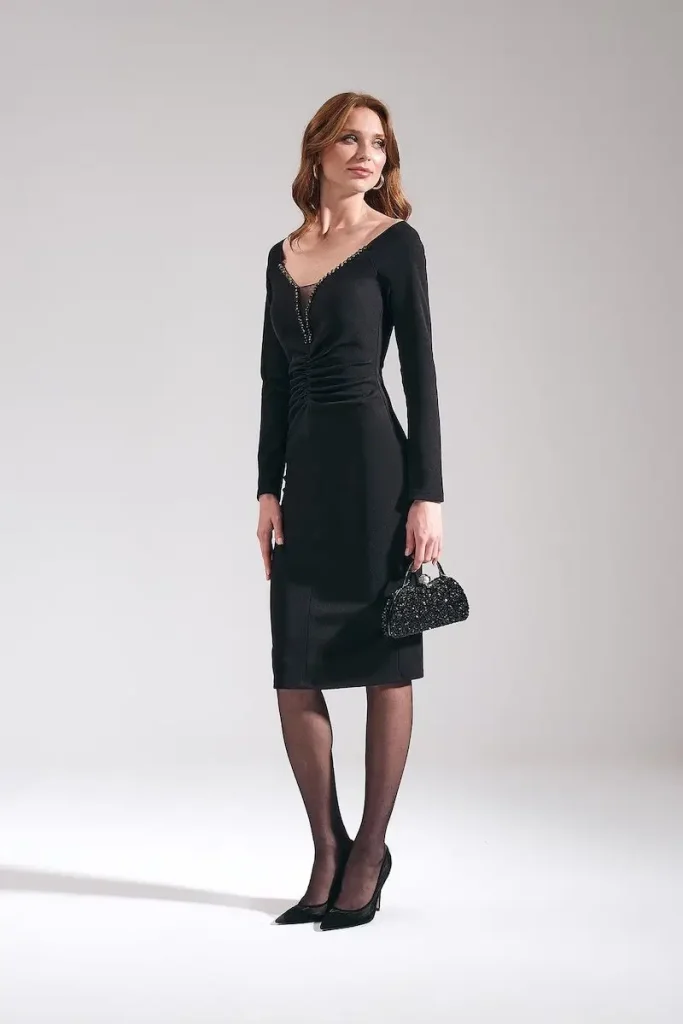 Model wearing MOTRATi black fitted dress under the knee length and sweetheart neckline perfect for any occasion.