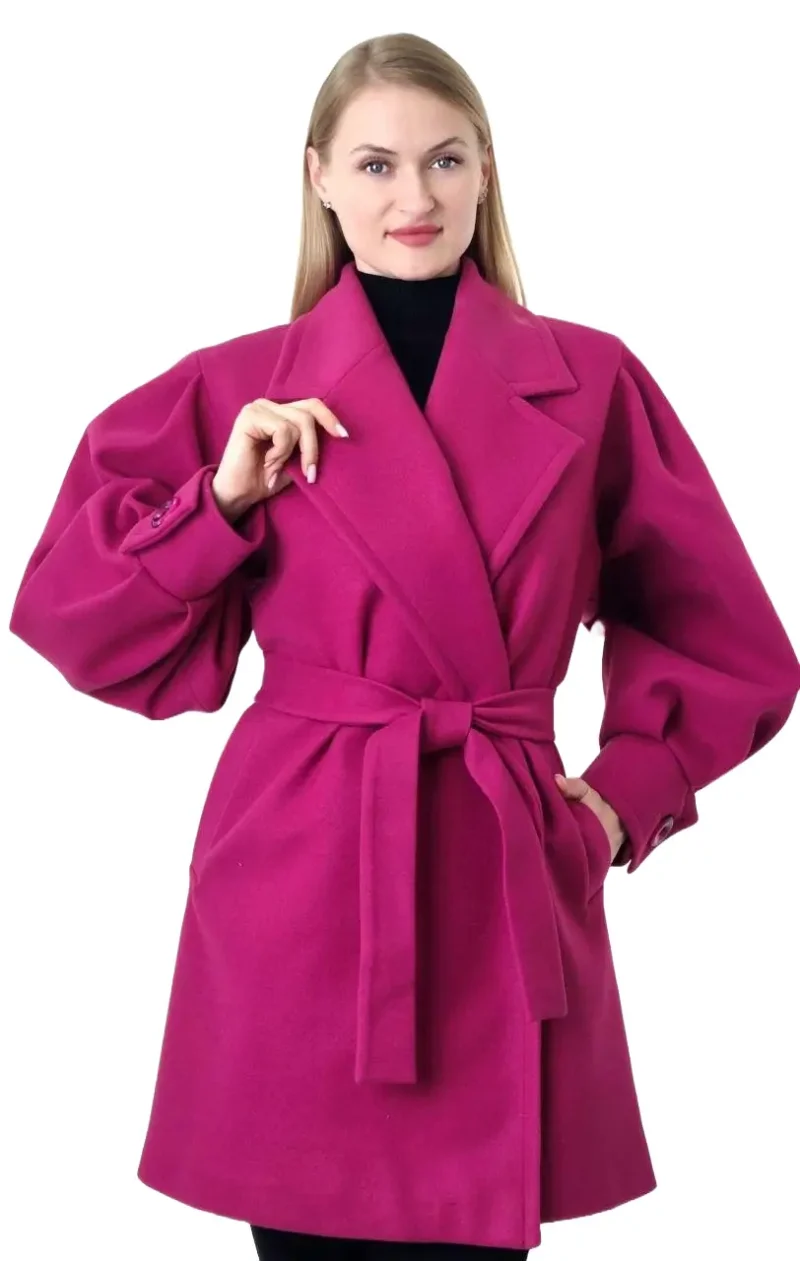 Oversized sleeves coat in a chic design, offering a relaxed fit and contemporary style for a fashion-forward look.
