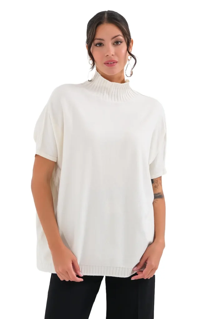 Oversized white sweater with a relaxed fit, perfect for casual and comfortable styling.